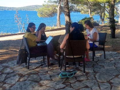Postdocs of the 2022 FEMS Summer School discussing